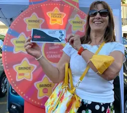Cliente feliz depois de ganhar um prémio na Roda da Sorte Benecar
