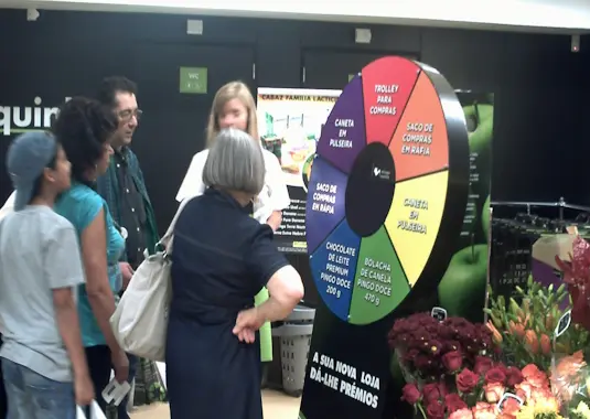Consumidores em supermercado participam numa promoção com Roda da Sorte Amazing