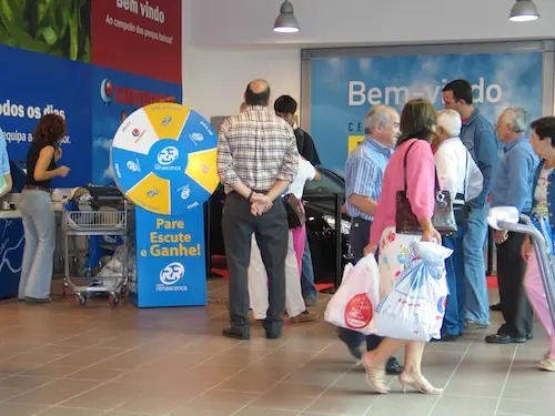 Roda da Sorte anima e atrai visitantes em evento da Rádio Renanscença.